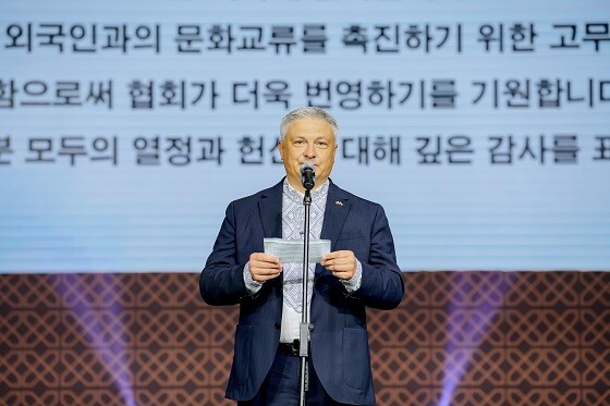 드미트로 포노마렌코 우크라이나 대사가 감사의 마음을 표하고 있다. 사진=대한민국 한복모델 선발대회 조직위 제공