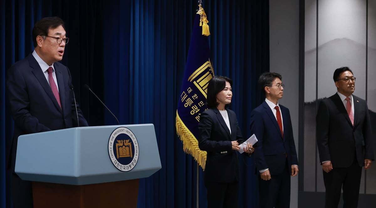 4일 오전 서울 용산 대통령실 청사 브리핑실에서 열린 인사브리핑에서 이진숙 신임 방송통신위원장 후보자(왼쪽부터), 김병환 금융위원장 후보자, 김완섭 환경부 장관 후보자가 정진석 대통령 비서실장의 발표 내용을 들으며 자리하고 있다. 사진=연합뉴스 제공