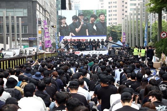 삼성전자 최대 노조인 전국삼성전자노동조합(전삼노)의 총파업 결의대회가 하루 앞으로 다가왔다. 지난 5월 전삼노 조합원들이 서울 서초구 삼성전자 서초사옥 앞에서 문화행사를 갖고 임금 협상 및 올해 임금 인상안 재논의 등을 요구했다. 사진=임준선 기자