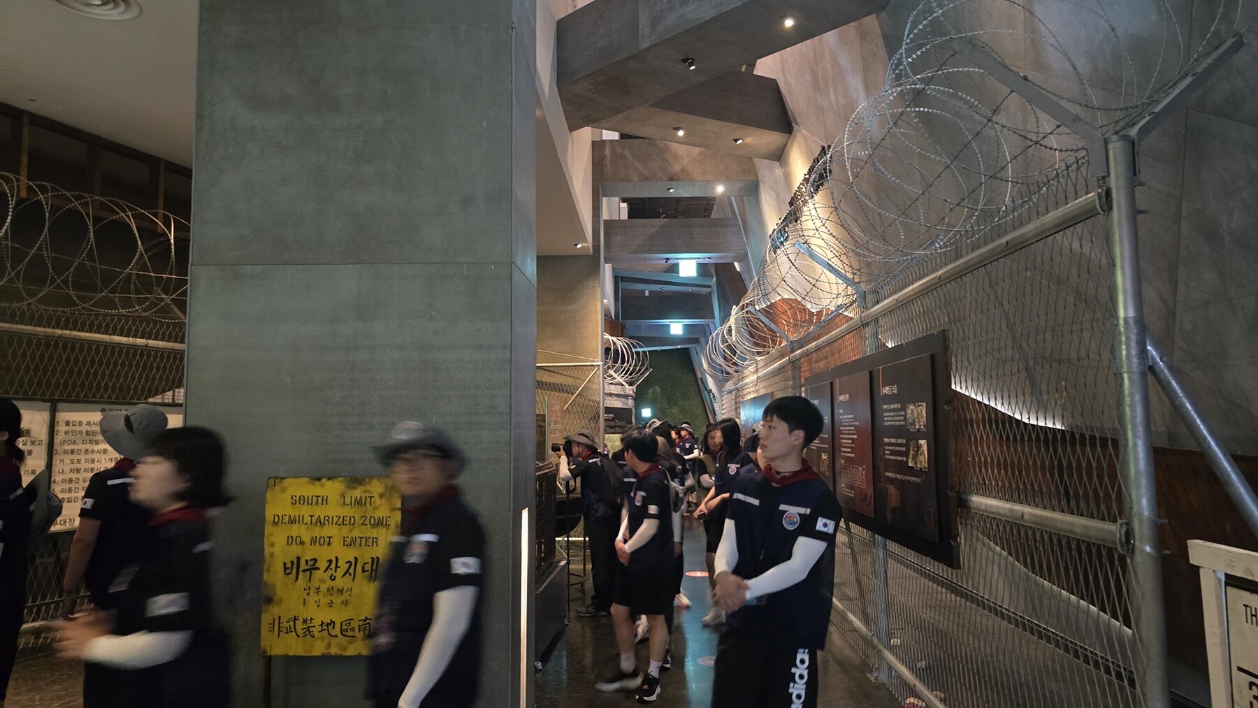 6월 26일 오전, DMZ박물관에 도착한 대한민국재향군인회 제14회 국토대장정 대원들이 6·25 전쟁과 비무장지대(DMZ)를 주제로 한 전시를 둘러보고 있다. 사진=노영현 기자