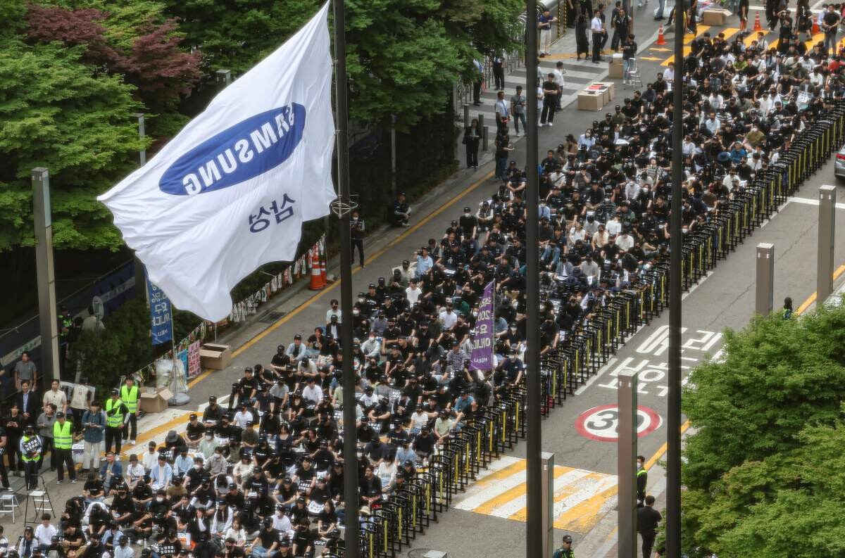 지난 5월 24일 서울 서초구 삼성 사옥 앞에서 삼성전자노조원들이 집회를 열고 있다. 사진=연합뉴스