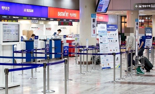 김포공항의 저비용항공사(LCC) 창구에서 고객들이 대기하고 있다. 사진=임준선 기자