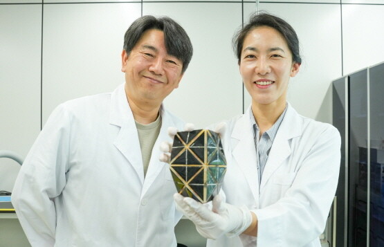 KERI 전기변환소재연구센터 차승일·윤민주 연구팀이 화재에 강한 ‘도심형 고효율 유연 태양광 모듈’을 개발했다. 사진=한국전기연구원 제공