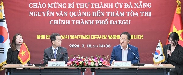 10일 대구시청에서 홍준표 시장과 베트남 다낭시 당서기 대표단이 협력사항을 논의하고 있다. 사진=대구시 제공