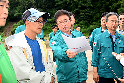 이철우 지사가 10일 집중호우로 피해를 입은 영양군 입암면 일대 피해 현장을 긴급 방문해 피해 상황 점검과 주민 애로사항을 청취하고 있다. 사진=경북도 제공