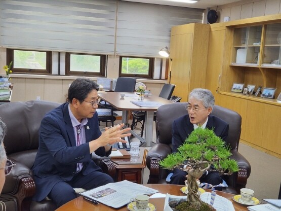 홍태용 시장이 박종훈 교육감과 교육 현안을 논의하는 모습. 사진=김해시 제공