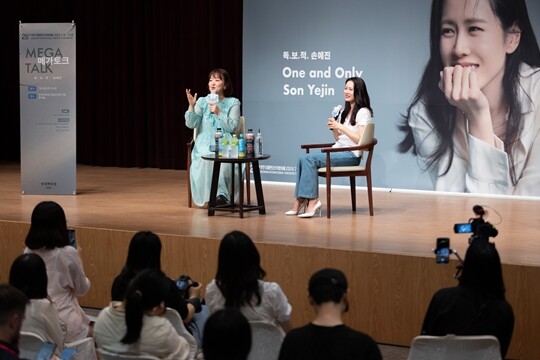 메가토크 현장에서는 ‘현빈과 결혼하고 싶다는 생각을 왜 했는지 궁금하다’는 한 관객의 질문이 나왔다. 갑작스러운 관객의 질문에 잠시 당황한 빛을 보인 손예진은 “엄청 신선한 질문”이라고 웃은 뒤 현빈을 만나고 자신의 ‘결혼관’이 달라졌다고 말했다. 사진=부천국제판타스틱영화제 제공