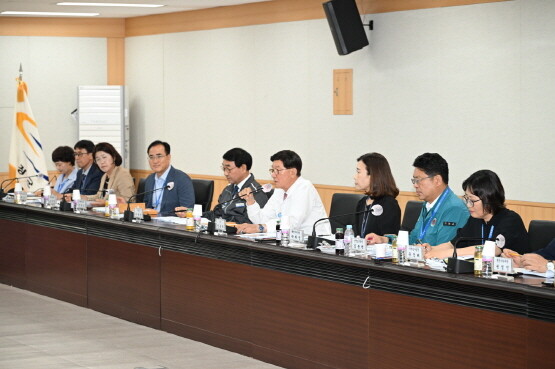 정종복 기장군수(오른쪽 네 번째)가 당정협의회에서 기장군 현안사업을 설명하고 있다. 사진=기장군 제공