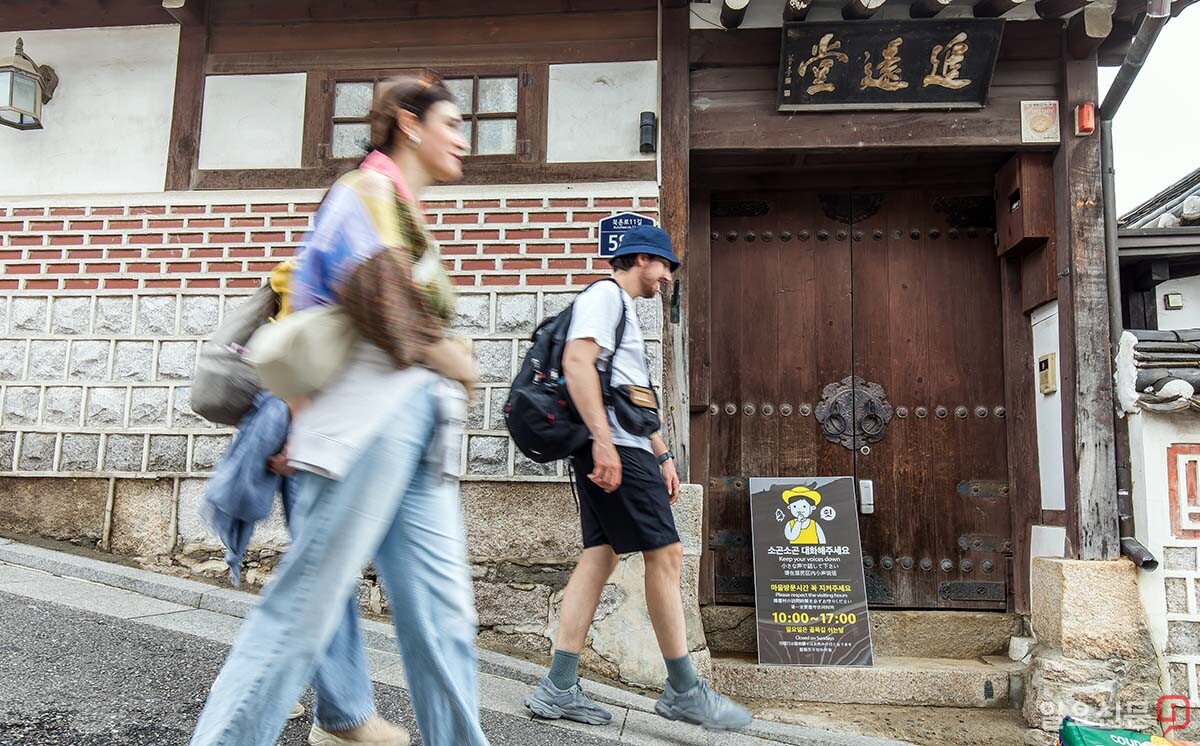 일반 가정집 대문 앞에 소음유발방지를 당부하는 안내판이 설치되어 있다.