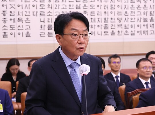 지난 5월 검찰을 떠난 최경규 전 고검장(사법연수원 25기)도 후보군으로 거론된다. 대구지검 특수부장을 역임했지만, 이후 인천지검 형사4부장, 수원지검 형사1부장, 서울북부지검 차장검사 등 형사부 근무 경험이 많았던 인물로 ‘대통령실이 믿을 수 있다’는 게 장점이라는 평이 나온다. 사진=연합뉴스