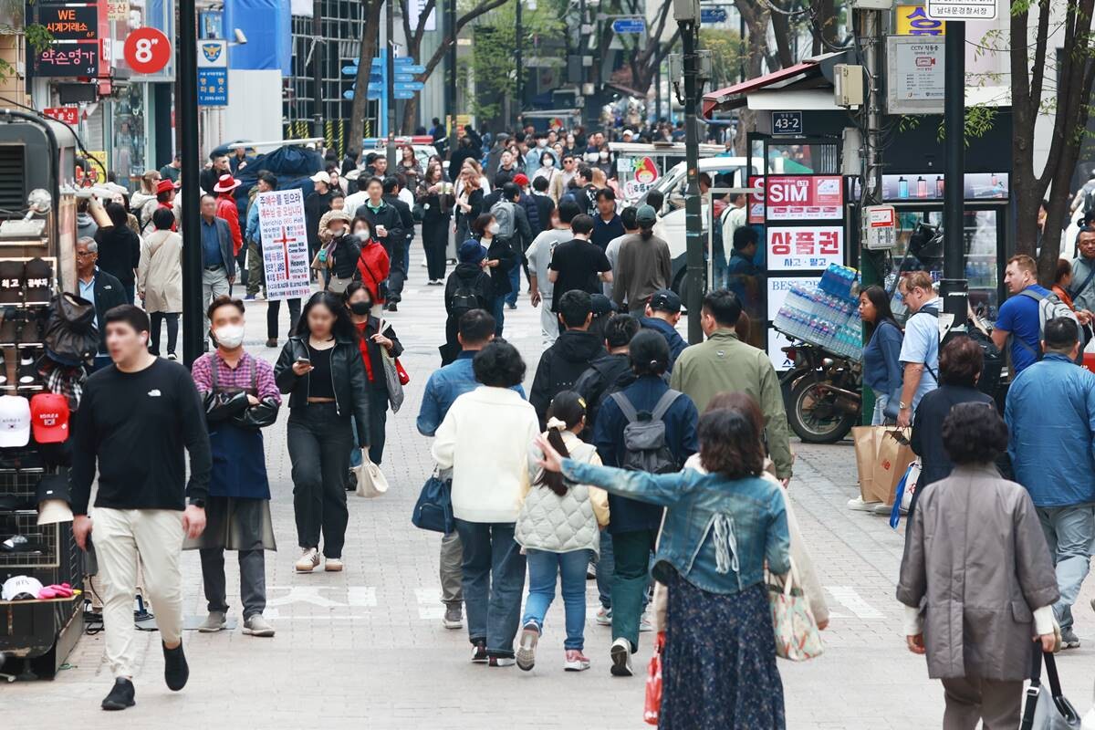 서울 중구 명동 거리를 찾은 시민 및 관광객들이 발걸음을 옮기고 있다. 사진=연합뉴스 제공