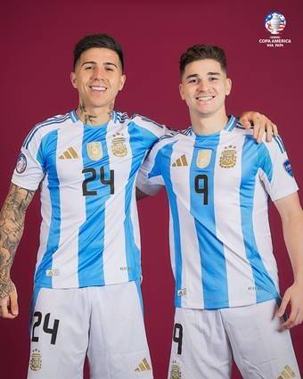 엔조 페르난데스(왼쪽)는 아르헨티나 우승의 주역에서 단숨에 축구계에서 가장 비난받는 선수 중 하나가 됐다. 사진=코파 아메리카 페이스북