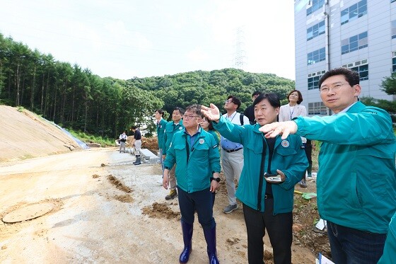 이상일 용인특례시장이 집중호우로 인해 사면이 붕괴하고 토사가 유출된 기흥구 중동 공사현장을 방문해 대책 마련을 주문하고 있다. 사진=용인특례시 제공