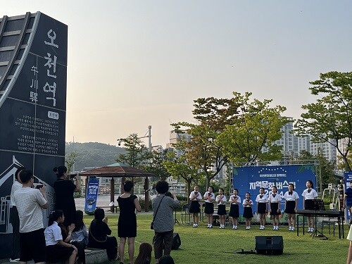 마장 오천공원 '이천시어린이합창단' 공연. 사진 = 이천문화재단 제공