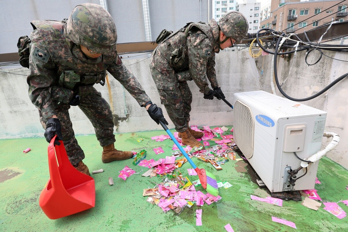 4일 인천 부평구 부평고 인근 건물 옥상에 떨어진 북한의 대남 쓰레기 풍선 내용물을 군인들이 수거하고 있다. 사진=연합뉴스