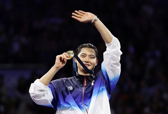 오상욱이 프랑스 파리 그랑 팔레에서 열린 펜싱 남자 사브르 개인전에서 금메달을 차지한 후 손을 흔들고 있다. 사진=연합뉴스