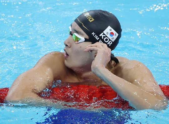 김우민이 프랑스 파리 라데팡스 아레나에서 열린 수영 남자 자유형 400m 결승에서 터치패드를 찍은 후 기록을 확인하고 있다. 사진=연합뉴스