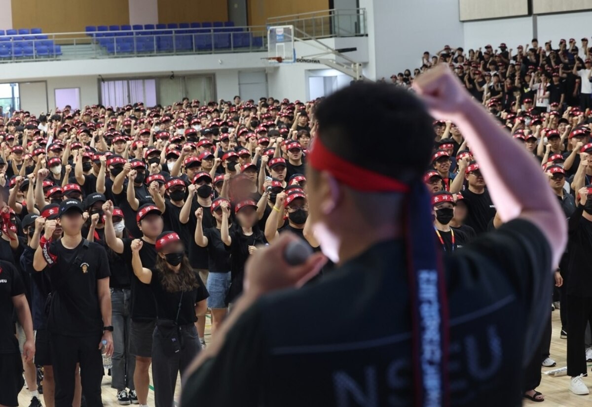 22일 오전 경기도 용인시 삼성전자 기흥캠퍼스 세미콘 스포렉스에서 열린 전국삼성전자노동조합 총파업 승리 궐기대회에서 조합원들이 구호를 외치고 있다. 사진=연합뉴스