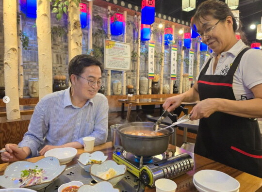 가평 미시간닭갈비에서 동태찌개로 늦은 저녁을 먹는 김동연 지사