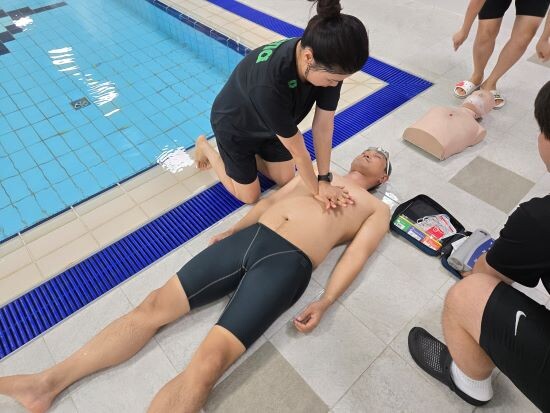 여름철 수영장 익수사고 예방 대응훈련 장면. 사진=시설공단 제공