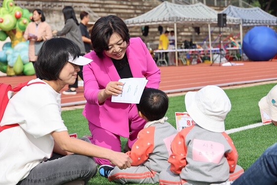 신계용 과천시장이 2023년 10월 열린 과천 어린이집 한마음 체육대회에서 아이에게 햇볕을 가려주고 있다. 사진=과천시 제공