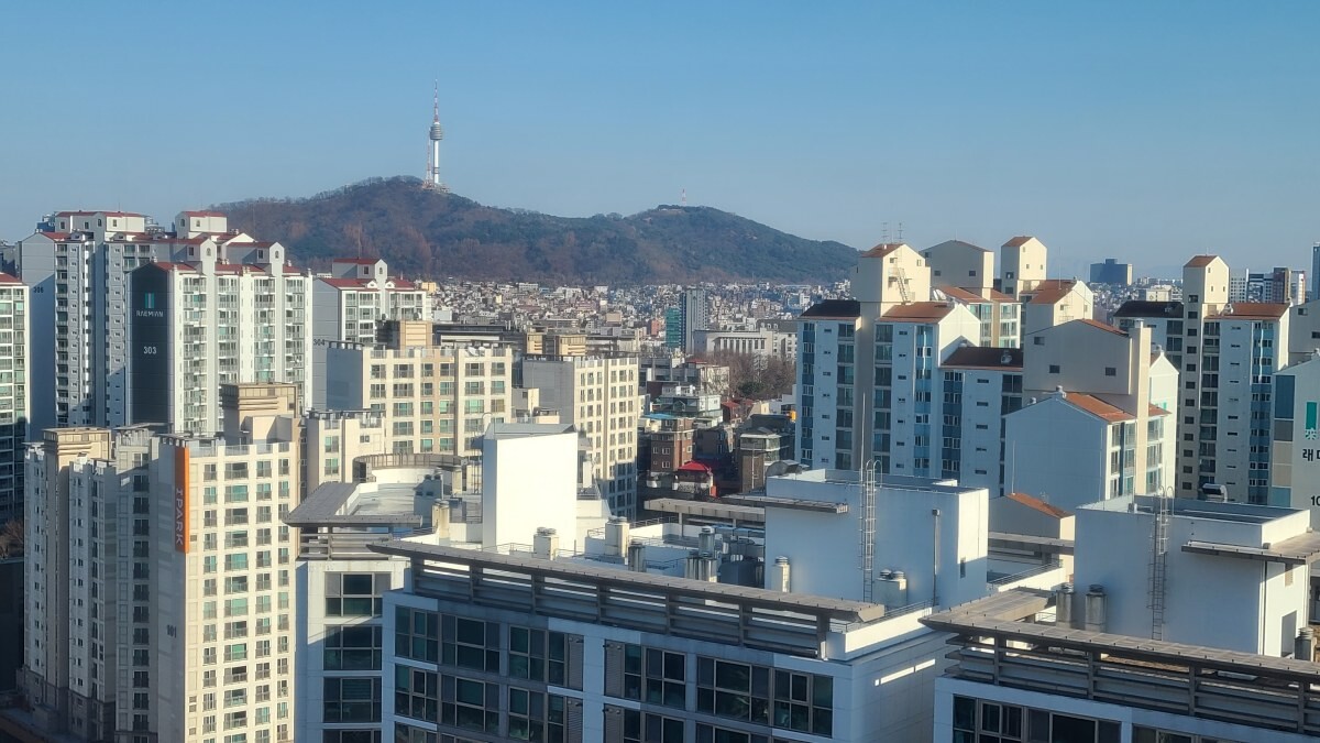 서울 마포구의 한 건물에서 바라본 아파트 밀집지역. 사진=이강훈 기자