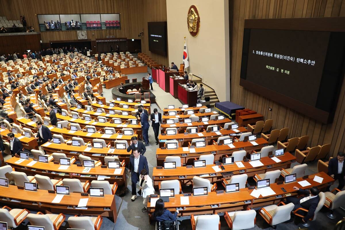 더불어민주당 김현 의원이 2일 국회에서 열린 본회의에서 '이진숙 방송통신위원회 위원장 탄핵소추안' 제안설명을 하는 가운데, 국민의힘 의원들이 모두 퇴장하고 있다. 사진=박은숙 기자