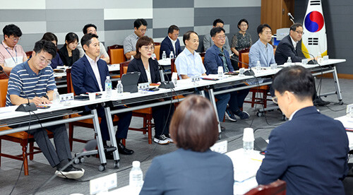 '2024년 시군 투자유치 간담회'가 7일 경북도청 회의실에서 열리고 있다. 이날 회의에서는 도내 호텔·리조트 등 서비스산업 투자유치 추진 상황과 대상부지 개발 사례와 아이디어 등을 공유했다. 사진=경북도 제공