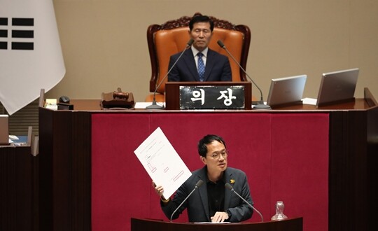 박주민 더불어민주당 의원이 7월 3일 국회 본회의장에서 열린 ‘채 해병 특검법’에 대한 필리버스터에서 찬성토론자로 나서 단상에서 발언하고 있다. 사진=박은숙 기자