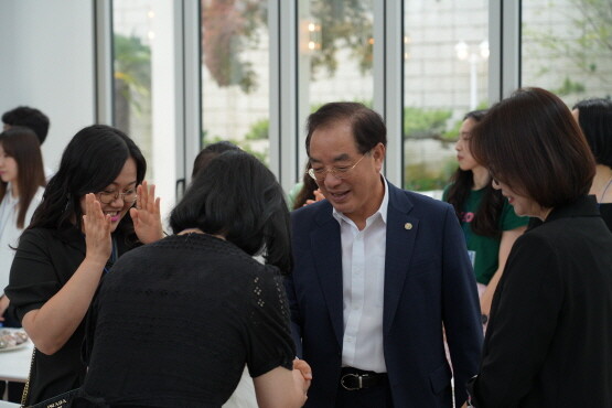 하윤수 교육감이 세미나 참석자들을 격려하는 모습. 사진=부산시교육청 제공