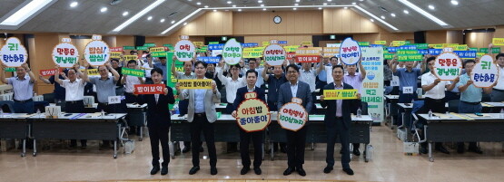 조근수 본부장(앞줄 정중앙)과 관내 농축협 상임이사, 전무 등이 쌀소비촉진관련 기념촬영을 갖는 모습. 사진=경남농협 제공