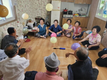 미등록 경로당 이용 어르신들이 여가활동 프로그램을 함께 즐기고 있다. 사진=한국마사회 부산경남본부 제공