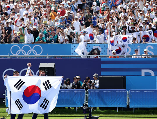 2024 파리 올림픽 남자 양궁 종목에서 김우진이 금메달을 딴 뒤 태극기를 들고 있다. 사진=연합뉴스