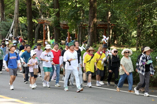 광복79주년 8.15광복절 기념 숲속둘레길 걷기대회 장면. 사진=김해시 제공