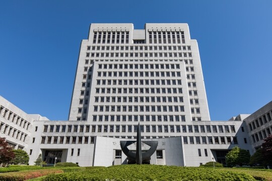 대법원이 교대에 재학 중인 학생을 공공기관 종사자나 근로자로 볼 수 없다는 취지의 판결을 내렸다. 서울 서초구 대법원 전경. 사진=최준필 기자