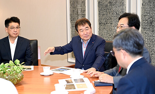 21일 김충섭 시장(왼쪽 두번째)이 김재홍 국립중앙박물관장과 면담을 갖고, '김천 갈항사지 동·서 삼층석탑'(이하 석탑)' 이전을 위해 논의하고 있다. 사진=김천시 제공