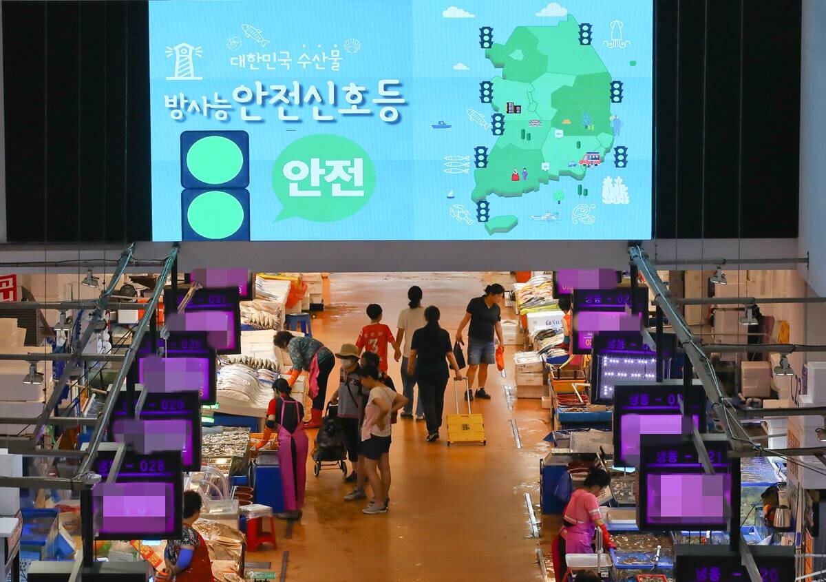 20일 서울 노량진 수산시장에서 시민들이 장을 보고 있다. 사진=임준선 기자