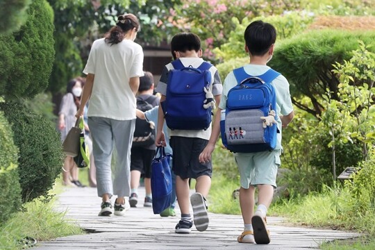 코로나19가 재유행하는 상황에서 초·중·고가 개학했고 추석 연휴도 다가오고 있어 전방위적으로 확산될 위기 상황에 놓여있다. 사진=사진공동취재단