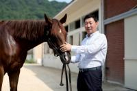 ‘한국경마의 명장’ 김영관 조교사, 1500승 전설에 등극