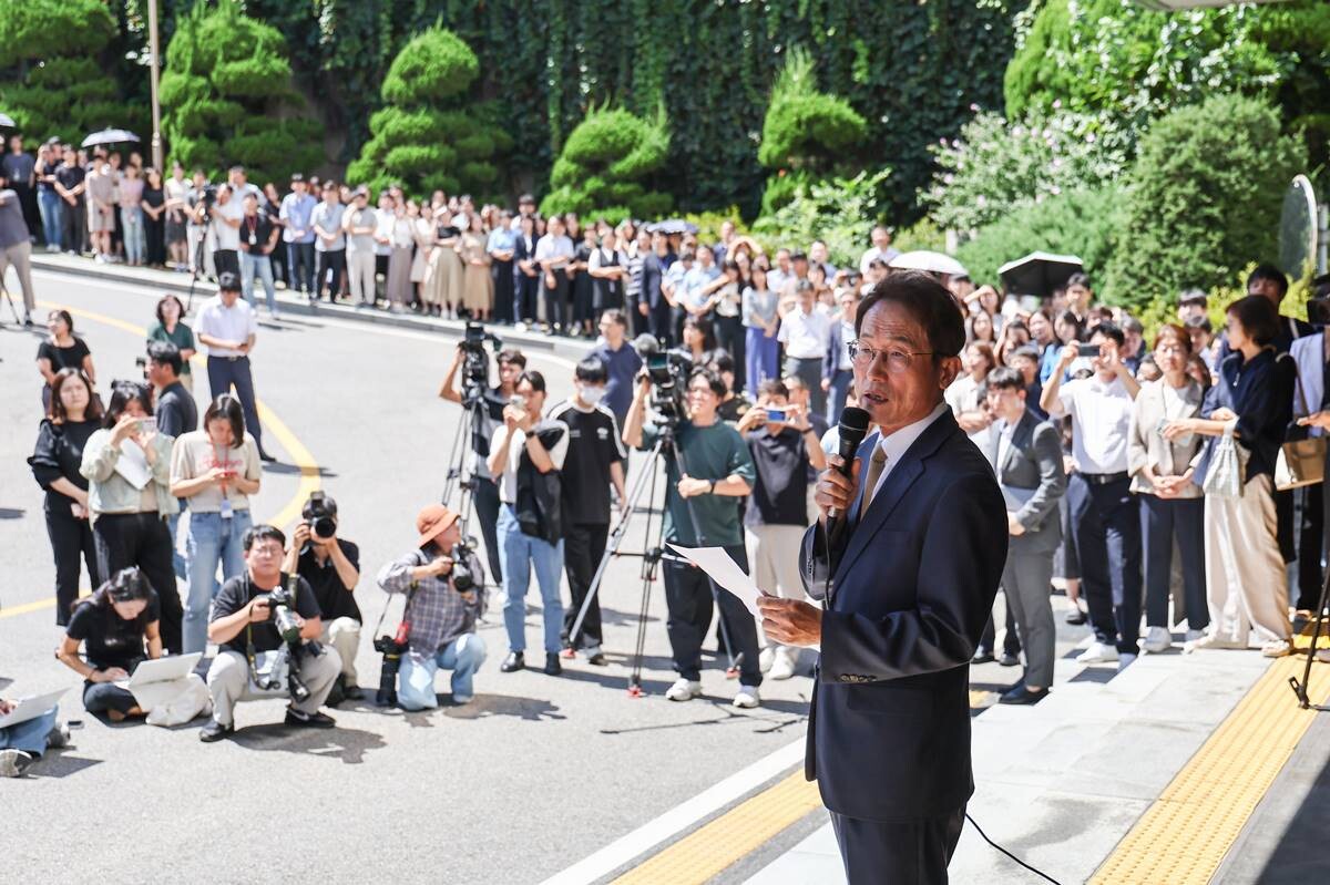 29일 조희연 서울시교육감이 대법원 선고에 대한 입장발표를 하고 있다. 이날 대법원 3부는 직권남용 권리행사방해 등 혐의로 기소된 조 교육감에게 징역 1년 6개월에 집행유예2년을 선고한 원심판결을 29일 확정했다. 사진=연합뉴스