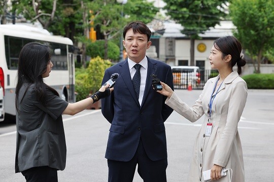 이정섭 대전고검 검사가 5월 28일 서울 종로구 헌법재판소로 들어가며 취재진에 입장을 밝히고 있다. 사진=연합뉴스