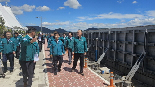 마산항 재해취약지구 점검 장면. 사진=경남도 제공