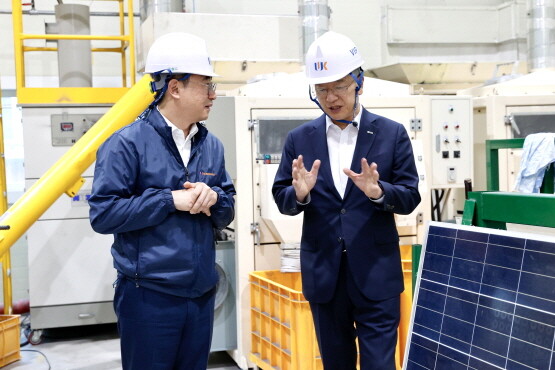 김종호 기보 이사장(오른쪽)이 이상헌 (주)원광에스앤티 대표이사와 함께 태양광 폐모듈 재활용 공정을 둘러보고 애로사항을 청취하고 있다. 사진=기보 제공