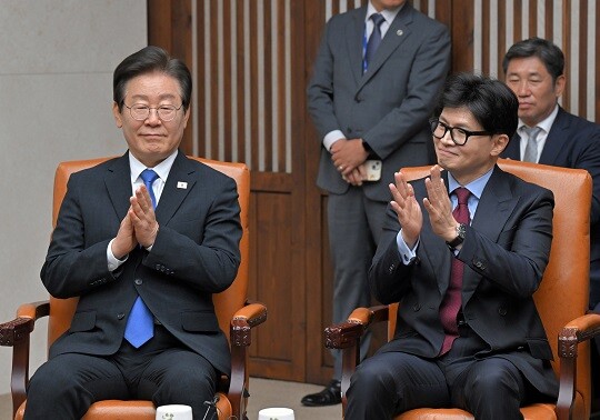 한동훈 국민의힘 당대표와 이재명 더불어민주당 당대표가 9월 2일 오후 서울 여의도 국회본청 의장접견실에서 열린 제22대국회 개원식 겸 정기회 개회식 사전환담에서 우원식 국회의장의 모두발언에 박수치고 있다. 사진=국회사진기자단