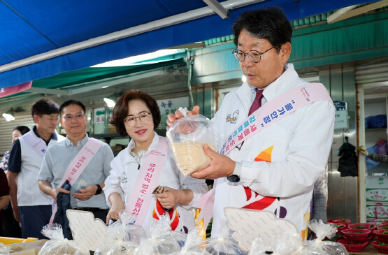 홍태용 시장이 진영시장을 방문한 모습. 사진=김해시 제공