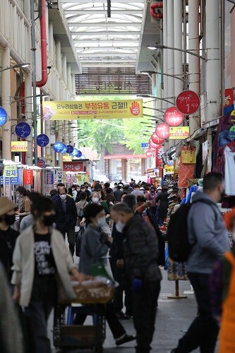 대구시가 추석 명절을 앞두고 기초생활보장 수급자들의 경제적 부담을 완화하기 위해 생계급여를 13일에 지급한다.  사진은 서문시장에서 장을 보는 시민들. 사진=남경원 기자