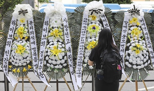 하이브(HYBE)와 민희진 어도어(ADOR) 대표 간의 갈등이 계속되는 가운데 7월 31일 오전 하이브 본사 앞에 뉴진스의 팬덤 버니즈가 근조화환을 보내는 시위를 하고 있다. 사진=박정훈 기자