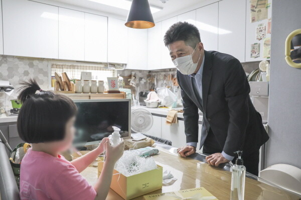 김정헌 인천 중구청장은 추석을 맞이하여 연안동 장애인 가정을 방문해 명절 인사를 건네고 안부를 확인하고 있다. 사진=중구 제공