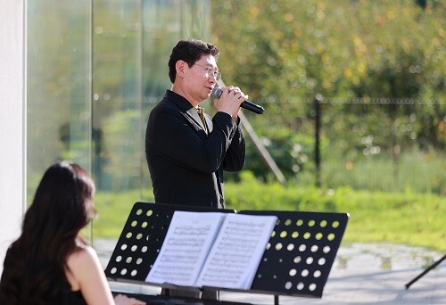 이상일 용인특례시장이 추석연휴 마지막 날인 18일 한 음악회를 찾아 깜짝 공연을 선보였다. 사진=용인특례시 제공