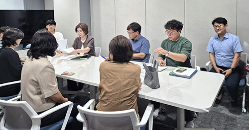 경산시가 'K보듬 6000 제1호점'(하양지구 우미린에코포레 아파트)을 경북도 저출생과 전쟁본부 부서장과 경북여성정책개발원 연구원들과 함께 방문해 현장을 점검하고, 사업 추진에 대한 다양한 의견을 공유하고 있다. 사진=경산시 제공